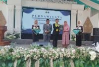 Salah satu dari 25 siswa MAN Kendal peraih hafalan Al-Qur’an 30 juz menerima penghargaan dari kepala madrasah dalam acara Purnawiyata Tahun Pelajaran 2025/2026, Sabtu (9/5/2026). (Istimewa/Wawasannews).