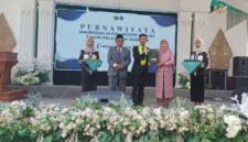 Salah satu dari 25 siswa MAN Kendal peraih hafalan Al-Qur’an 30 juz menerima penghargaan dari kepala madrasah dalam acara Purnawiyata Tahun Pelajaran 2025/2026, Sabtu (9/5/2026). (Istimewa/Wawasannews).