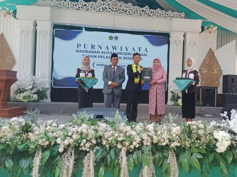 Salah satu dari 25 siswa MAN Kendal peraih hafalan Al-Qur’an 30 juz menerima penghargaan dari kepala madrasah dalam acara Purnawiyata Tahun Pelajaran 2025/2026, Sabtu (9/5/2026). (Istimewa/Wawasannews).