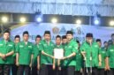 Perwakilan Pengurus Wilayah GP Ansor Jawa Tengah menyerahkan dokumen kepengurusan secara simbolis kepada jajaran PAC GP Ansor Brangsong saat prosesi pelantikan pengurus di halaman Gedung MWC NU Brangsong, Desa Sidorejo, Kendal, Sabtu (9/5/2026). (Istimewa/Wawasannews)