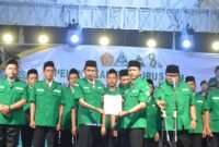 Perwakilan Pengurus Wilayah GP Ansor Jawa Tengah menyerahkan dokumen kepengurusan secara simbolis kepada jajaran PAC GP Ansor Brangsong saat prosesi pelantikan pengurus di halaman Gedung MWC NU Brangsong, Desa Sidorejo, Kendal, Sabtu (9/5/2026). (Istimewa/Wawasannews)