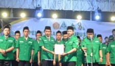 Perwakilan Pengurus Wilayah GP Ansor Jawa Tengah menyerahkan dokumen kepengurusan secara simbolis kepada jajaran PAC GP Ansor Brangsong saat prosesi pelantikan pengurus di halaman Gedung MWC NU Brangsong, Desa Sidorejo, Kendal, Sabtu (9/5/2026). (Istimewa/Wawasannews)