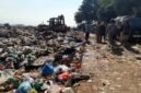 Komisi C DPRD Kendal meninjau kondisi tumpukan sampah di TPA Darupono saat sidak terkait antrean kendaraan pengangkut sampah pada Senin, 11 Mei 2026. (Zidnal/Wawasannews).