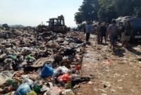 Komisi C DPRD Kendal meninjau kondisi tumpukan sampah di TPA Darupono saat sidak terkait antrean kendaraan pengangkut sampah pada Senin, 11 Mei 2026. (Zidnal/Wawasannews).