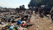Komisi C DPRD Kendal meninjau kondisi tumpukan sampah di TPA Darupono saat sidak terkait antrean kendaraan pengangkut sampah pada Senin, 11 Mei 2026. (Zidnal/Wawasannews).