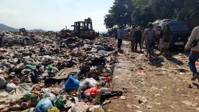 Komisi C DPRD Kendal meninjau kondisi tumpukan sampah di TPA Darupono saat sidak terkait antrean kendaraan pengangkut sampah pada Senin, 11 Mei 2026. (Zidnal/Wawasannews).