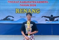 Santri Pondok Pesantren Darul Muqorrobin Kendal, Nabil Putra, menunjukkan trofi Juara 1 cabang olahraga renang usai meraih kemenangan pada ajang Olimpiade Olahraga Siswa Nasional (O2SN) tingkat Kabupaten Kendal 2026. (Istimewa/Wawasannews).
