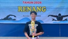 Santri Pondok Pesantren Darul Muqorrobin Kendal, Nabil Putra, menunjukkan trofi Juara 1 cabang olahraga renang usai meraih kemenangan pada ajang Olimpiade Olahraga Siswa Nasional (O2SN) tingkat Kabupaten Kendal 2026. (Istimewa/Wawasannews).