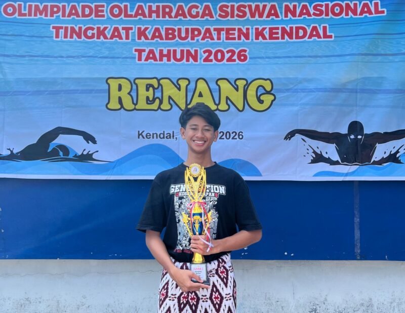 Santri Pondok Pesantren Darul Muqorrobin Kendal, Nabil Putra, menunjukkan trofi Juara 1 cabang olahraga renang usai meraih kemenangan pada ajang Olimpiade Olahraga Siswa Nasional (O2SN) tingkat Kabupaten Kendal 2026. (Istimewa/Wawasannews).