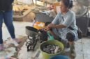 Pedagang ikan di Tempat Pelelangan Ikan (TPI) Bandengan, Kabupaten Kendal, menimbang hasil tangkapan nelayan yang dijual dalam kondisi segar, Senin (11/5/2026). (Istimewa/Wawasannews).