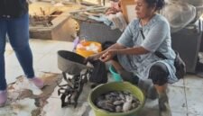 Pedagang ikan di Tempat Pelelangan Ikan (TPI) Bandengan, Kabupaten Kendal, menimbang hasil tangkapan nelayan yang dijual dalam kondisi segar, Senin (11/5/2026). (Istimewa/Wawasannews).