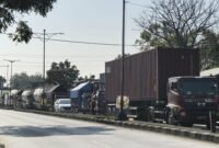 Antrean panjang kendaraan truk dan kontainer tampak mengular di Jalur Pantura Kendal, Selasa (12/5/2026). (Istimewa/Wawasannews).