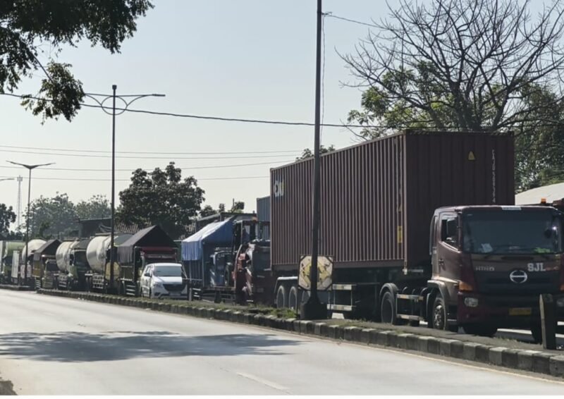 Antrean panjang kendaraan truk dan kontainer tampak mengular di Jalur Pantura Kendal, Selasa (12/5/2026). (Istimewa/Wawasannews).