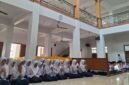 Sejumlah santri dan santriwati mengikuti kegiatan doa bersama dengan khidmat di aula Pondok Pesantren Darul Muqorrobin Kendal. (Istimewa/Wawasamnews).