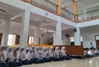 Sejumlah santri dan santriwati mengikuti kegiatan doa bersama dengan khidmat di aula Pondok Pesantren Darul Muqorrobin Kendal. (Istimewa/Wawasamnews).