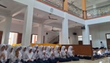 Sejumlah santri dan santriwati mengikuti kegiatan doa bersama dengan khidmat di aula Pondok Pesantren Darul Muqorrobin Kendal. (Istimewa/Wawasamnews).