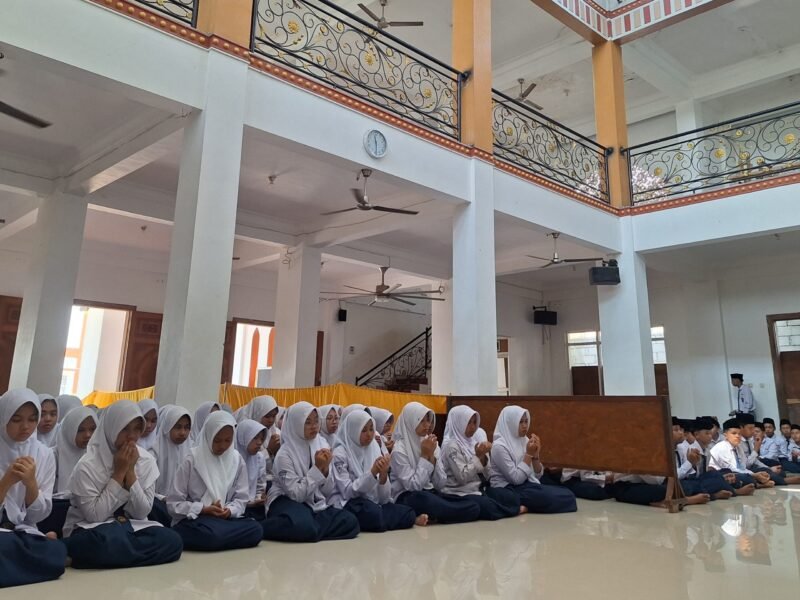 Sejumlah santri dan santriwati mengikuti kegiatan doa bersama dengan khidmat di aula Pondok Pesantren Darul Muqorrobin Kendal. (Istimewa/Wawasamnews).