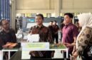 Sekretaris Komisi E DPRD Jawa Tengah, H. Zainudin, S.H.I. (kedua kiri) meninjau hasil karya inovasi siswa dalam kegiatan pameran pendidikan vokasi di workshop sekolah. (Istimewa/Wawasannews).