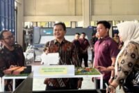 Sekretaris Komisi E DPRD Jawa Tengah, H. Zainudin, S.H.I. (kedua kiri) meninjau hasil karya inovasi siswa dalam kegiatan pameran pendidikan vokasi di workshop sekolah. (Istimewa/Wawasannews).