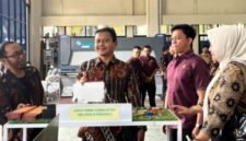 Sekretaris Komisi E DPRD Jawa Tengah, H. Zainudin, S.H.I. (kedua kiri) meninjau hasil karya inovasi siswa dalam kegiatan pameran pendidikan vokasi di workshop sekolah. (Istimewa/Wawasannews).