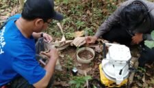  Proses penelitian lapangan bersama tim akademisi dalam pengambilan sampel lingkungan di kawasan Karst Gombong Selatan, Kebumen. (Istimewa/wawasannews).