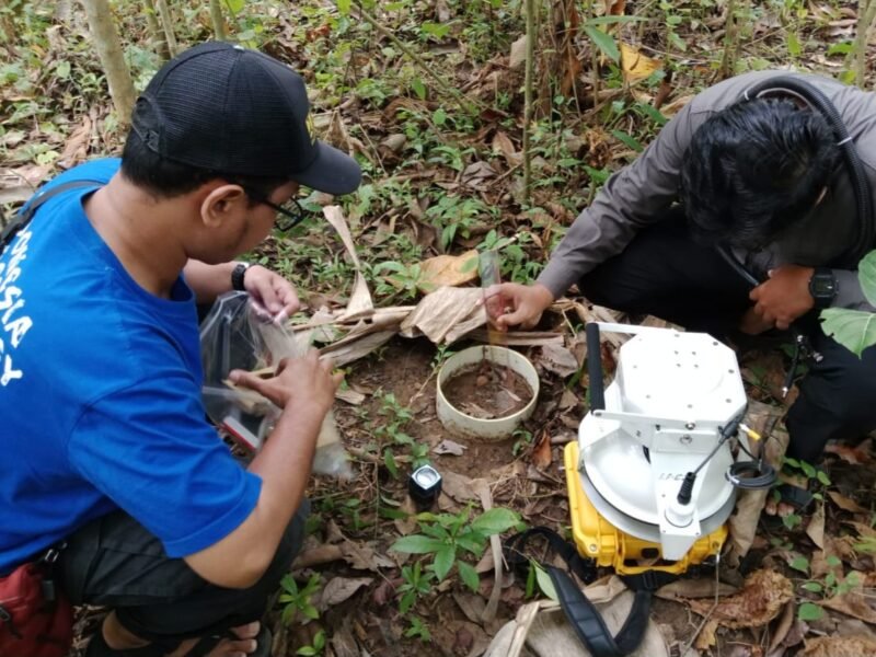  Proses penelitian lapangan bersama tim akademisi dalam pengambilan sampel lingkungan di kawasan Karst Gombong Selatan, Kebumen. (Istimewa/wawasannews).