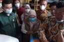 Anggota Komisi B DPRD Kendal, Suwardi (kanan), menunjukkan kualitas jagung program Stabilisasi Pasokan dan Harga Pangan (SPHP) saat penyaluran subsidi jagung bagi peternak unggas di gudang Bulog. (Istimewa/Wawasannews).