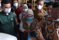 Anggota Komisi B DPRD Kendal, Suwardi (kanan), menunjukkan kualitas jagung program Stabilisasi Pasokan dan Harga Pangan (SPHP) saat penyaluran subsidi jagung bagi peternak unggas di gudang Bulog. (Istimewa/Wawasannews).