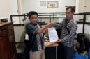 Kedua pihak yang terlibat kecelakaan menandatangani kesepakatan damai. (Istimewa/Wawasannews).