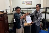 Kedua pihak yang terlibat kecelakaan menandatangani kesepakatan damai. (Istimewa/Wawasannews).