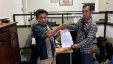 Kedua pihak yang terlibat kecelakaan menandatangani kesepakatan damai. (Istimewa/Wawasannews).