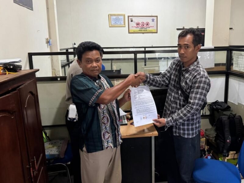 Kedua pihak yang terlibat kecelakaan menandatangani kesepakatan damai. (Istimewa/Wawasannews).