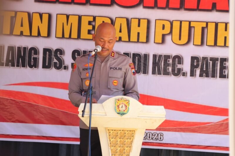 Kapolres Kendal AKBP Hendry Susanto Sianipar menyampaikan sambutan saat peresmian Jembatan Merah Putih Presisi di Dusun Tembelang, Desa Sidodadi, Kecamatan Patean, Kabupaten Kendal, Rabu (13/5/2026). (Istimewa/Wawasannews).