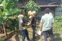 Petugas kepolisian bersama warga melakukan olah tempat kejadian perkara (TKP) di lokasi penemuan bayi laki-laki yang ditemukan di pekarangan rumah warga di Dusun Kedungwungu, Desa Kedunggading, Kecamatan Ringinarum, Kabupaten Kendal, Rabu (13/5/2026). (Istimewa/Wawasannews).