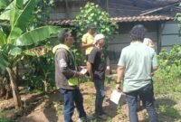 Petugas kepolisian bersama warga melakukan olah tempat kejadian perkara (TKP) di lokasi penemuan bayi laki-laki yang ditemukan di pekarangan rumah warga di Dusun Kedungwungu, Desa Kedunggading, Kecamatan Ringinarum, Kabupaten Kendal, Rabu (13/5/2026). (Istimewa/Wawasannews).