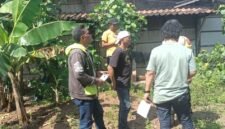Petugas kepolisian bersama warga melakukan olah tempat kejadian perkara (TKP) di lokasi penemuan bayi laki-laki yang ditemukan di pekarangan rumah warga di Dusun Kedungwungu, Desa Kedunggading, Kecamatan Ringinarum, Kabupaten Kendal, Rabu (13/5/2026). (Istimewa/Wawasannews).