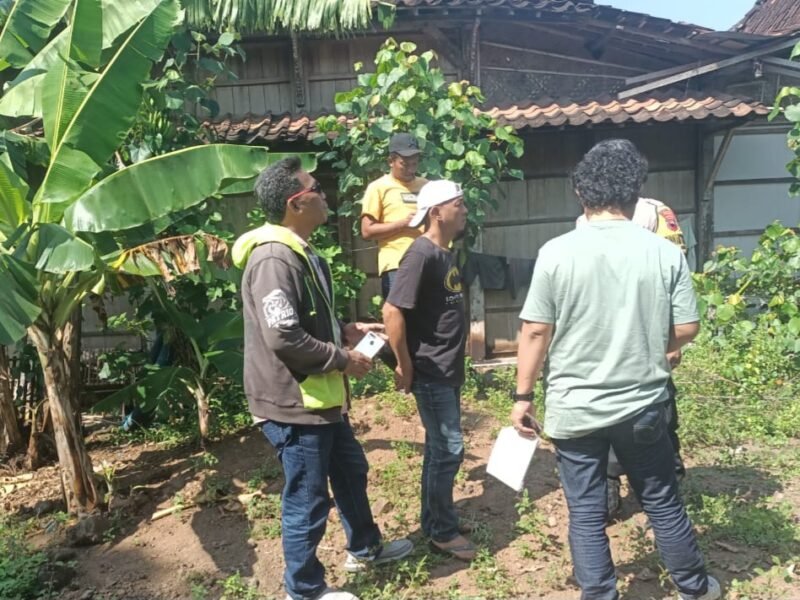 Petugas kepolisian bersama warga melakukan olah tempat kejadian perkara (TKP) di lokasi penemuan bayi laki-laki yang ditemukan di pekarangan rumah warga di Dusun Kedungwungu, Desa Kedunggading, Kecamatan Ringinarum, Kabupaten Kendal, Rabu (13/5/2026). (Istimewa/Wawasannews).