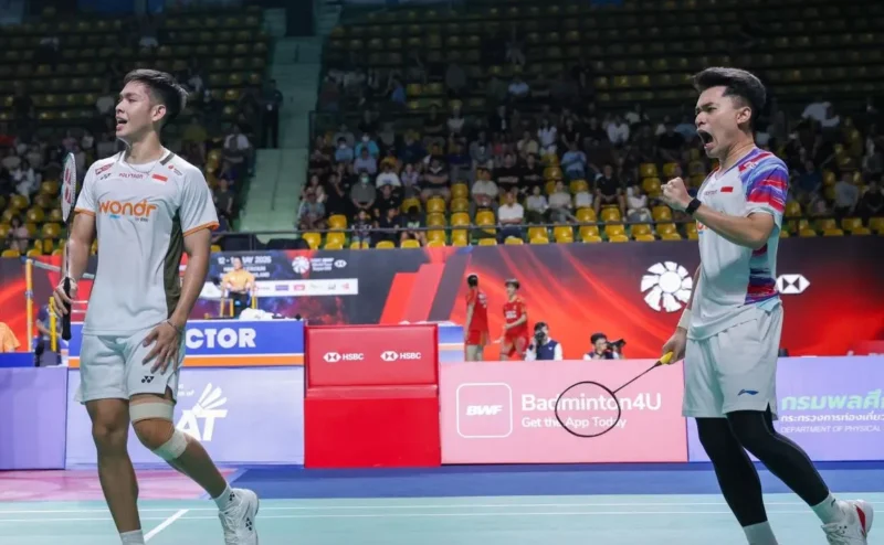 Pebulu tangkis ganda putra Indonesia Leo Rolly Carnando/Daniel Marthin saat tampil pada perempat final Thailand Open 2026 melawan wakil tuan rumah Peeratchai Sukphun/Pakkapon Teeraratsakul di Stadion Namibutr, Bangkok, Jumat (15/5/2026). (Istimewa/Wawasannews).