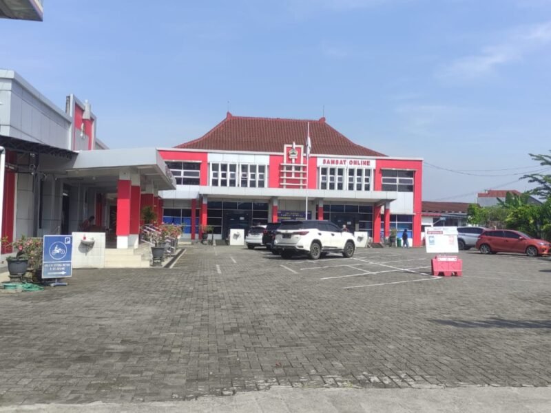 Suasana Kantor Samsat Online Kabupaten Kendal yang menjadi pusat pelayanan administrasi kendaraan bermotor, termasuk pembayaran pajak tahunan dan pengurusan balik nama kendaraan bagi masyarakat Kabupaten Kendal. (Istimewa/Wawasannews).