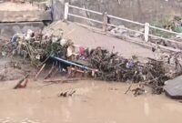 Kondisi jembatan penghubung Desa Kebondalem Brangsong dengan Desa Kumpulrejo Kaliwungu ambruk diterjang arus sungai, Jumat malam (15/05/2026). (Istimewa/Wawasannews).
