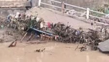 Kondisi jembatan penghubung Desa Kebondalem Brangsong dengan Desa Kumpulrejo Kaliwungu ambruk diterjang arus sungai, Jumat malam (15/05/2026). (Istimewa/Wawasannews).