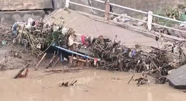 Derasnya Sungai Waridin Hanyutkan Jembatan Penghubung Kaliwungu-Brangsong