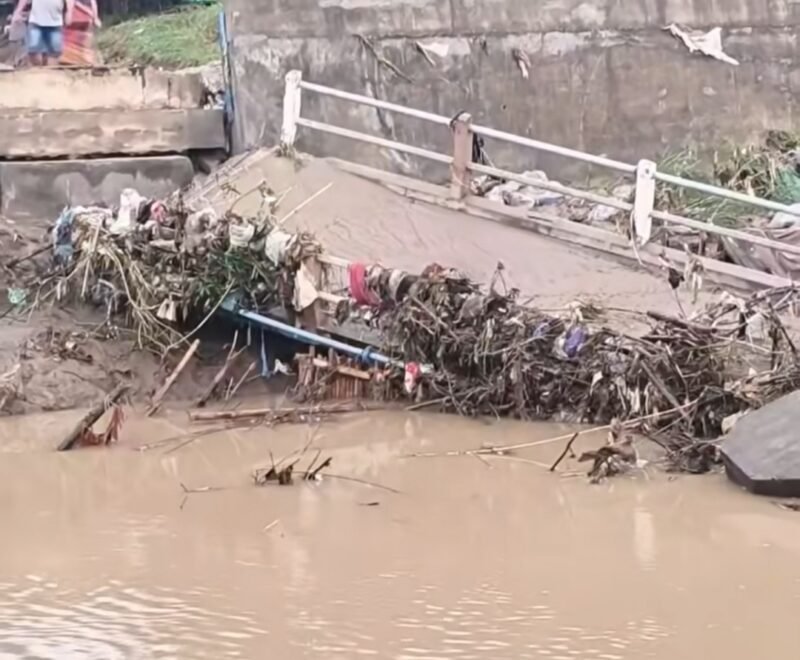 Kondisi jembatan penghubung Desa Kebondalem Brangsong dengan Desa Kumpulrejo Kaliwungu ambruk diterjang arus sungai, Jumat malam (15/05/2026). (Istimewa/Wawasannews).
