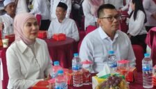 Ketua DPRD Kendal Mahfud Sodiq (kanan) bersama Bupati Kendal Dyah Kartika Permanasari (kiri) mengikuti peresmian operasional Koperasi Merah Putih secara serentak melalui zoom meeting di Koperasi Desa Merah Putih, Kecamatan Cepiring, Kabupaten Kendal, Sabtu (16/5/2026). (Istimewa/Wawasannews).