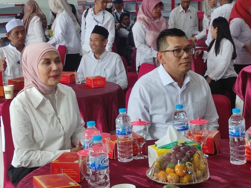 Ketua DPRD Kendal Mahfud Sodiq (kanan) bersama Bupati Kendal Dyah Kartika Permanasari (kiri) mengikuti peresmian operasional Koperasi Merah Putih secara serentak melalui zoom meeting di Koperasi Desa Merah Putih, Kecamatan Cepiring, Kabupaten Kendal, Sabtu (16/5/2026). (Istimewa/Wawasannews).
