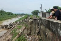 Kondisi jembatan penghubung Desa Kumpulrejo, Kecamatan Kaliwungu dengan Desa Kebonadem, Kecamatan Brangsong, Kabupaten Kendal, yang putus akibat diterjang banjir Sungai Waridin, Sabtu (16/5/2026). (Istimewa/Wawasannews).