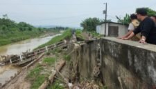 Kondisi jembatan penghubung Desa Kumpulrejo, Kecamatan Kaliwungu dengan Desa Kebonadem, Kecamatan Brangsong, Kabupaten Kendal, yang putus akibat diterjang banjir Sungai Waridin, Sabtu (16/5/2026). (Istimewa/Wawasannews).