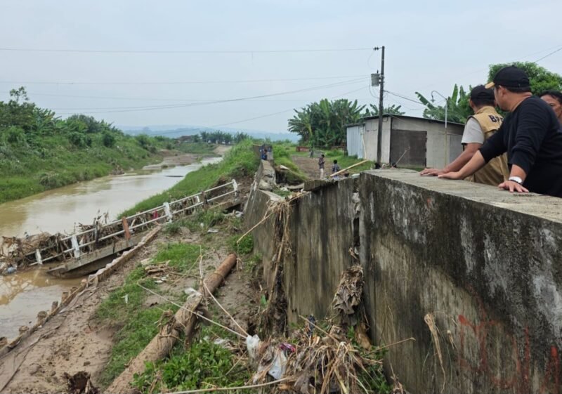Kondisi jembatan penghubung Desa Kumpulrejo, Kecamatan Kaliwungu dengan Desa Kebonadem, Kecamatan Brangsong, Kabupaten Kendal, yang putus akibat diterjang banjir Sungai Waridin, Sabtu (16/5/2026). (Istimewa/Wawasannews).