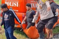 Proses evakuasi korban tertabrak kereta api dilakukan petugas, Minggu (17/05/2026). (Istimewa/Wawasannews)