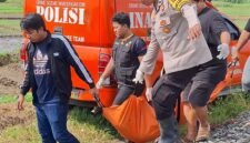 Proses evakuasi korban tertabrak kereta api dilakukan petugas, Minggu (17/05/2026). (Istimewa/Wawasannews)